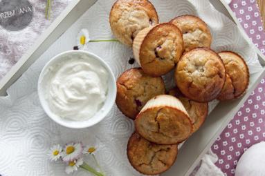 Zdjęcie - Owsiane muffiny z malinami i kremem z ricotty - Przepisy kulinarne ze zdjęciami
