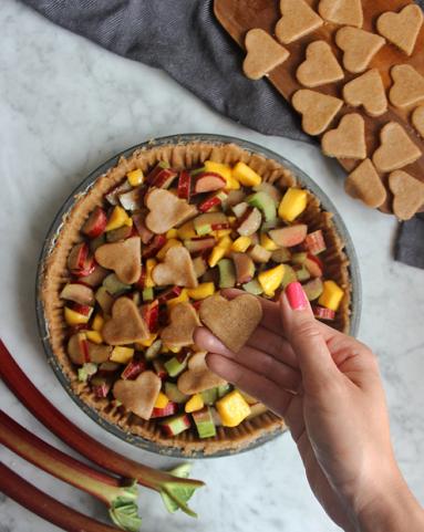 Zdjęcie - Pełnoziarnista tarta z rabarbarem i mango - Przepisy kulinarne ze zdjęciami
