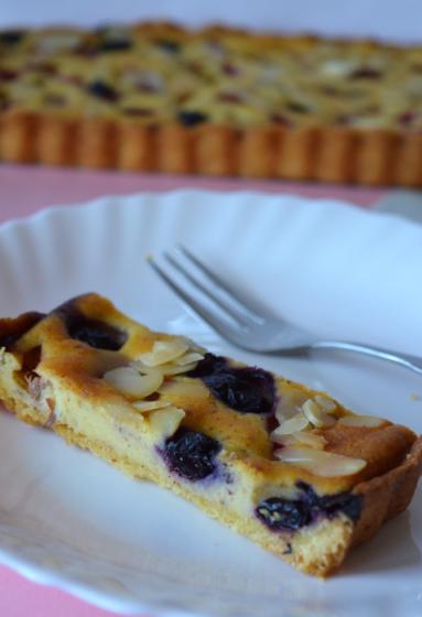 Zdjęcie - Ciasto z masą migdałową, rabarbarem i  owocami - Przepisy kulinarne ze zdjęciami