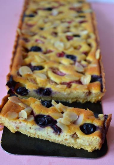 Zdjęcie - Ciasto z masą migdałową, rabarbarem i  owocami - Przepisy kulinarne ze zdjęciami