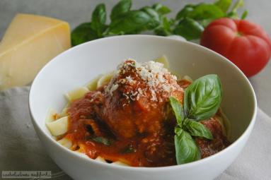 Zdjęcie - Klopsiki z mozzarellą w sosie pomidorowym - Przepisy kulinarne ze zdjęciami