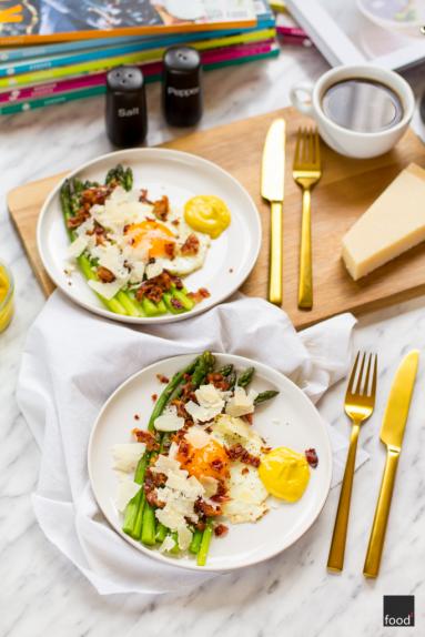 Zdjęcie - Szparagi z jajkiem sadzonym, chipsami z boczku i sosem holenderskim - Przepisy kulinarne ze zdjęciami