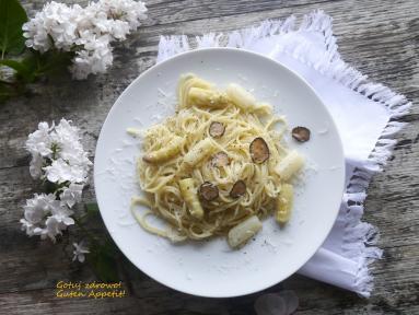 Zdjęcie - Spaghetti z białymi szparagami i truflami - Przepisy kulinarne ze zdjęciami