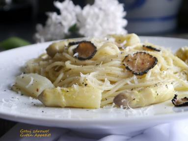 Zdjęcie - Spaghetti z białymi szparagami i truflami - Przepisy kulinarne ze zdjęciami