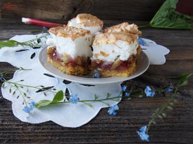 Zdjęcie - Ciasto kruche z rabarbarem, malinami i bezą - Przepisy kulinarne ze zdjęciami