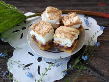 Zdjęcie - Ciasto kruche z rabarbarem, malinami i bezą - Przepisy kulinarne ze zdjęciami