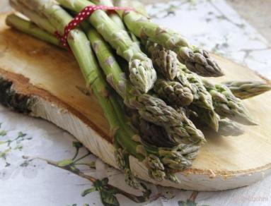 Zdjęcie - Tarta ze szparagami i łososiem - Przepisy kulinarne ze zdjęciami