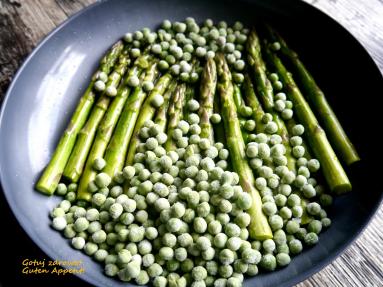 Zdjęcie - Zielone szparagi z zielonym groszkiem i orzechami włoskimi - expresowa sałatka - Przepisy kulinarne ze zdjęciami