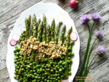 Zdjęcie - Zielone szparagi z zielonym groszkiem i orzechami włoskimi - expresowa sałatka - Przepisy kulinarne ze zdjęciami