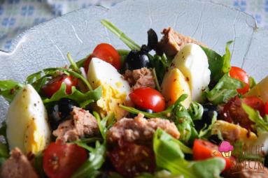 Zdjęcie - Sałatka z rukolą, tuńczykiem, jajkiem, oliwkami i pomidorkami - Przepisy kulinarne ze zdjęciami