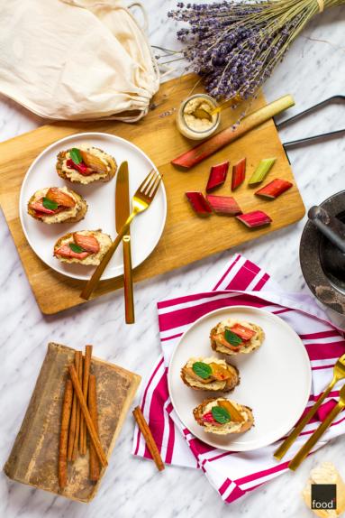 Zdjęcie - Tosty francuskie z twarożkiem z nerkowców i rabarbarem - Przepisy kulinarne ze zdjęciami