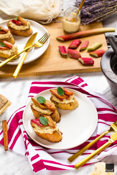 Zdjęcie - Tosty francuskie z twarożkiem z nerkowców i rabarbarem - Przepisy kulinarne ze zdjęciami