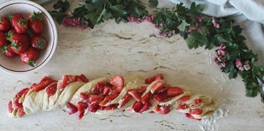 Zdjęcie - Wieniec z truskawkami - Przepisy kulinarne ze zdjęciami