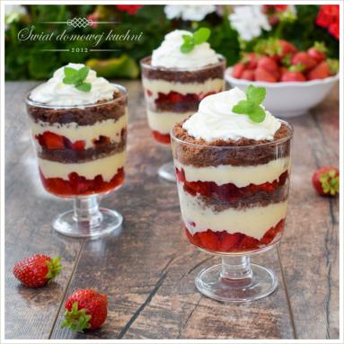 Zdjęcie - Trifle z truskawkami i sosem Custard - Przepisy kulinarne ze zdjęciami