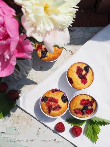 Zdjęcie - Jogurtowe muffiny z owocami - Przepisy kulinarne ze zdjęciami