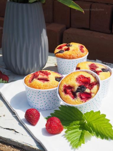 Zdjęcie - Jogurtowe muffiny z owocami - Przepisy kulinarne ze zdjęciami