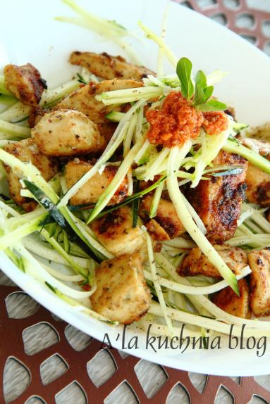 Zdjęcie - Cukiniowe spaghetti z kurczakiem i czerwonym pesto - Przepisy kulinarne ze zdjęciami