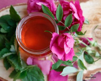 Zdjęcie - Syrop różany z melisą i miętą - Przepisy kulinarne ze zdjęciami