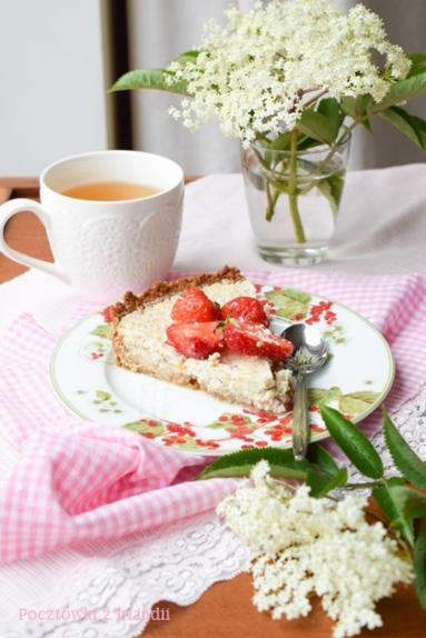 Zdjęcie - Kokosowa tarta z truskawkami (bez glutenu i laktozy) | U stóp Benbulbena - Przepisy kulinarne ze zdjęciami