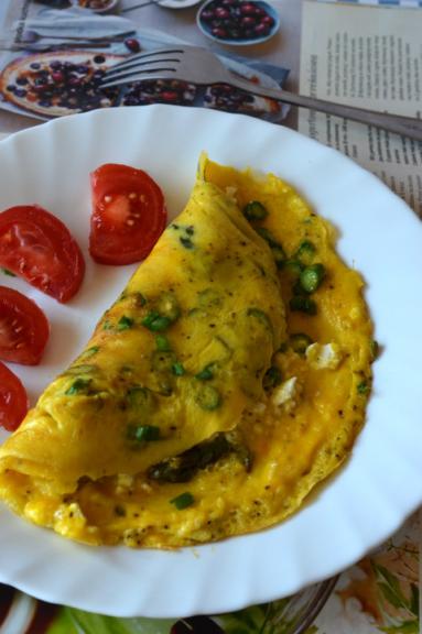 Zdjęcie - Omlet ze szparagami i serem  feta - Przepisy kulinarne ze zdjęciami