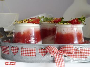Zdjęcie - Krem jogurtowy z truskawkami - Przepisy kulinarne ze zdjęciami