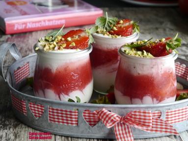 Zdjęcie - Krem jogurtowy z truskawkami - Przepisy kulinarne ze zdjęciami