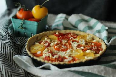 Zdjęcie - Tarta z pomidorami - Przepisy kulinarne ze zdjęciami