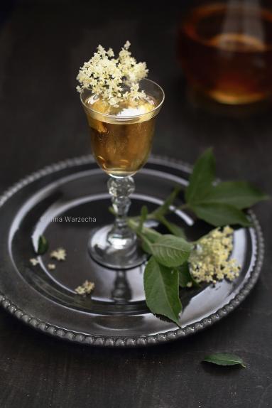 Zdjęcie - Nalewka z kwiatów czarnego bzu - Przepisy kulinarne ze zdjęciami
