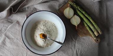Zdjęcie - Podpłomyki cebulowo-szparagowe - Przepisy kulinarne ze zdjęciami