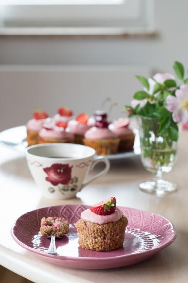 Zdjęcie - Pełnoziarniste babeczki z truskawkami - Przepisy kulinarne ze zdjęciami