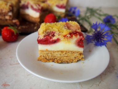 Zdjęcie - Ciasto z truskawkami i kruszonką - Przepisy kulinarne ze zdjęciami