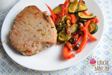 Zdjęcie - Stek z tuńczyka z warzywami - Przepisy kulinarne ze zdjęciami