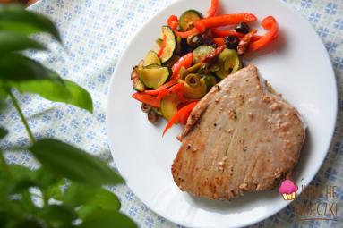 Zdjęcie - Stek z tuńczyka z warzywami - Przepisy kulinarne ze zdjęciami