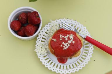 Zdjęcie - Drożdżowe racuszki z truskawkami - Przepisy kulinarne ze zdjęciami