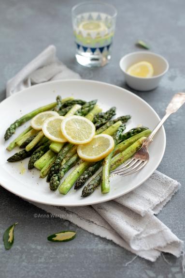 Zdjęcie - Szparagi z masłem i cytryną - Przepisy kulinarne ze zdjęciami
