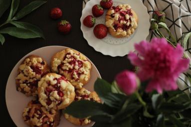 Zdjęcie - Drożdżówki z truskawkami - Przepisy kulinarne ze zdjęciami