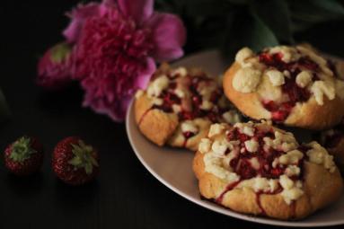 Zdjęcie - Drożdżówki z truskawkami - Przepisy kulinarne ze zdjęciami