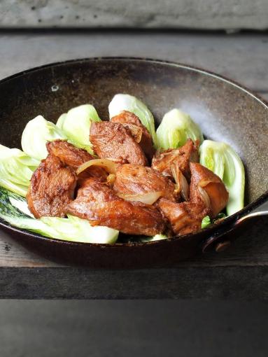Zdjęcie - confitowany, orientalny kurczak z bok choyem - Przepisy kulinarne ze zdjęciami