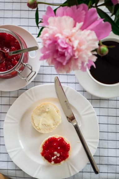Zdjęcie - Dżem z truskawek i kwiatu czarnego bzu - Przepisy kulinarne ze zdjęciami