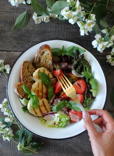 Zdjęcie - Sałatka z grillowanymi szparagami, halloumi i truskawkami - Przepisy kulinarne ze zdjęciami