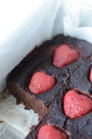 Zdjęcie - Wegańskie brownie z batatów z truskawkami - Przepisy kulinarne ze zdjęciami