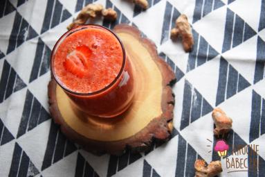 Zdjęcie - Koktajl z truskawką, jabłkiem, marchewką i kurkumą - Przepisy kulinarne ze zdjęciami