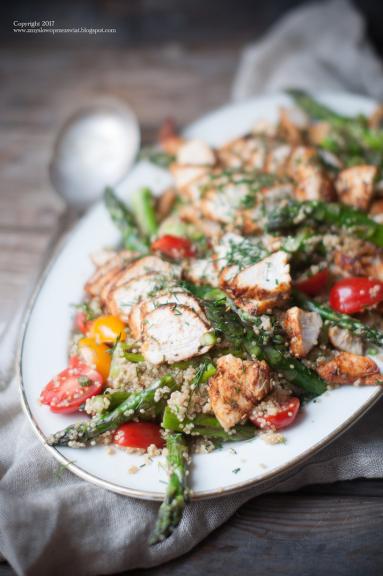 Zdjęcie - Letnia sałatka ze szparagami, komosą ryżową i kurczakiem (Summer salad with asparagus, quinoa and chicken) - Przepisy kulinarne ze zdjęciami