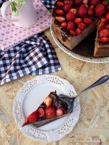 Zdjęcie - Czekoladowy sernik z truskawkami - Przepisy kulinarne ze zdjęciami