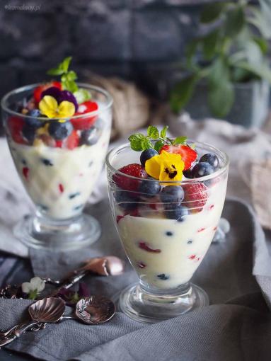 Zdjęcie - Ekspresowe owoce w sosie z białej czekolady / Easy berries with white chocolate sauce - Przepisy kulinarne ze zdjęciami