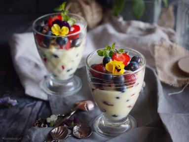 Zdjęcie - Ekspresowe owoce w sosie z białej czekolady / Easy berries with white chocolate sauce - Przepisy kulinarne ze zdjęciami
