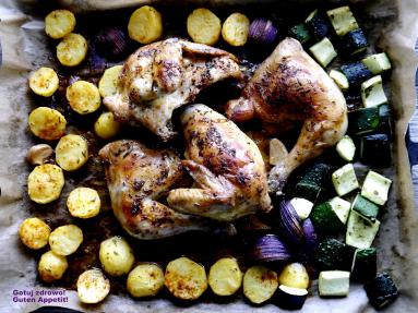 Zdjęcie - Kurczak rozmarynowy z młodymi ziemniakami z cukinią z piekarnika - Przepisy kulinarne ze zdjęciami