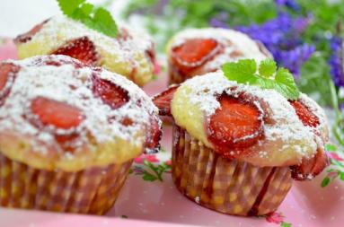 Zdjęcie - Muffinki z truskawkami - Smakowite Dania - Przepisy kulinarne ze zdjęciami
