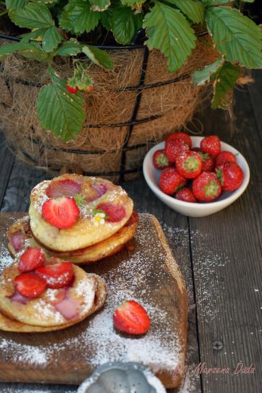 Zdjęcie - Placuszki jogurtowe z truskawkami - Przepisy kulinarne ze zdjęciami