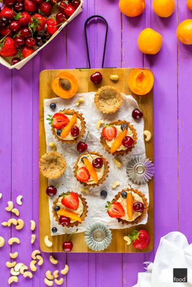 Zdjęcie - Fit babeczki z kremem z nerkowców i owocami - Przepisy kulinarne ze zdjęciami